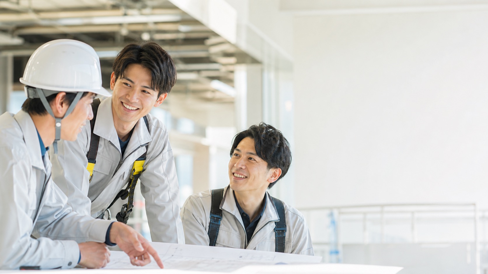 現場で打ち合わせする職人たち